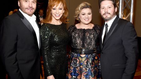 Kelly Clarkson with husband and her in-laws